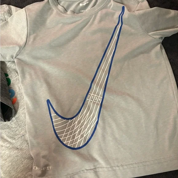 Bundle of 4 little boys size 4-5 short sleeve t-shirts. - Picture 3 of 16